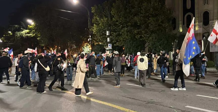 Акция протеста на проспекте Руставели. Скриншот фото "Интерпрессньюс" от 05.10.25, https://www.interpressnews.ge/ru/article/171027-na-prospekte-rustaveli-vozobnovilas-aktsiia-protesta