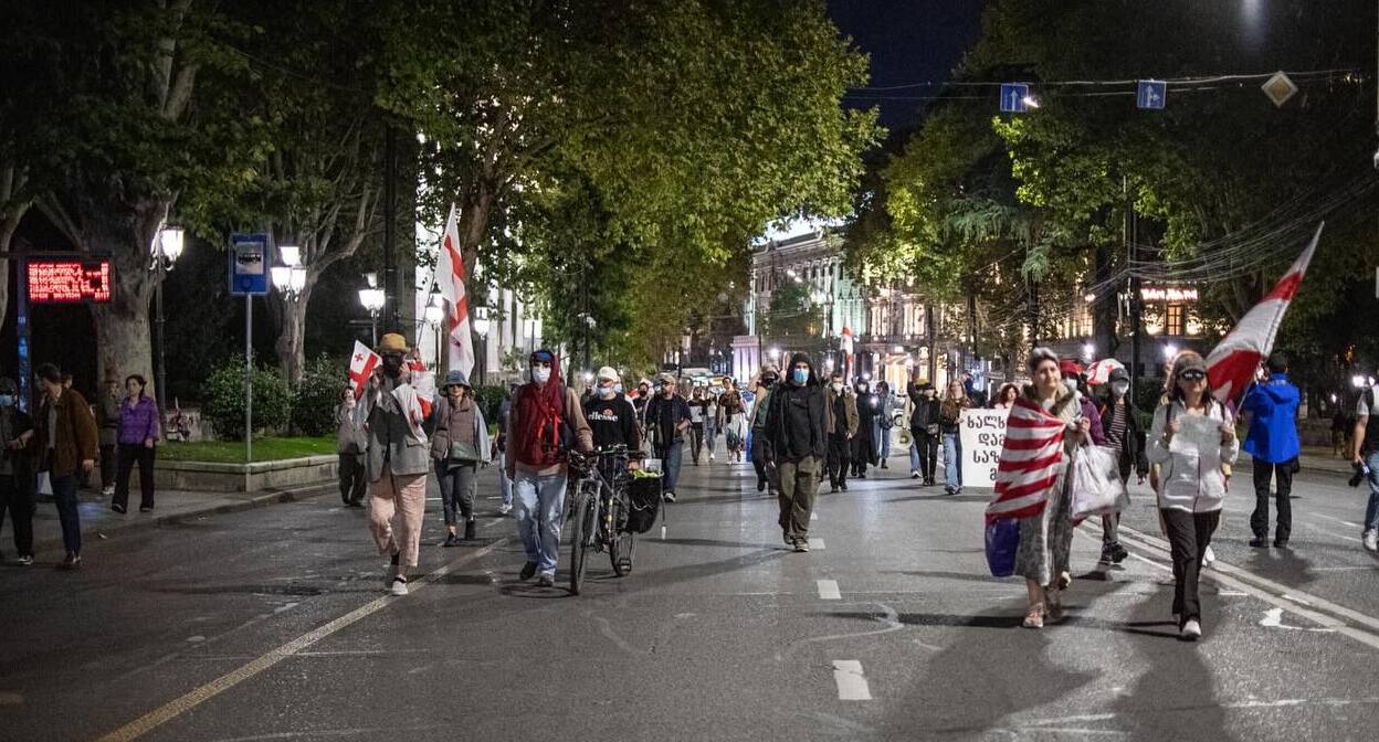 Активисты на проспекте Руставели. Фото: Мариам Кавшбая / Publika