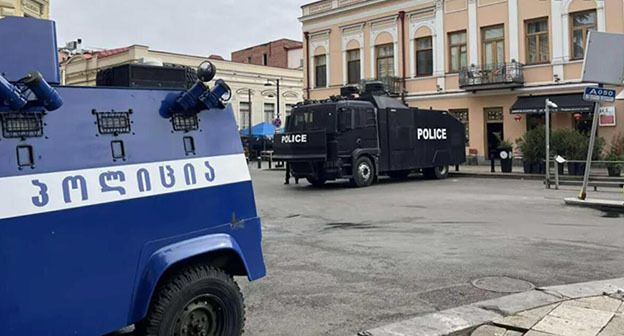 Машины правоохранительных органов во время акции протеста. Октябрь 2025 г. Фото: IPN https://t.me/Tbilisi_life