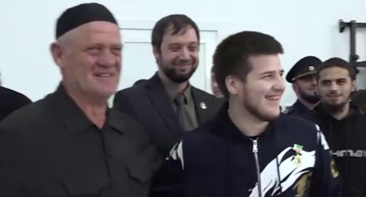 Адам Кадыров (в центре) на открытии спортзала в селе Гвардейское. Стоп-кадр видео телекомпании "Вайнах" от 06.10.25, https://t.me/gtrkvainah/21513