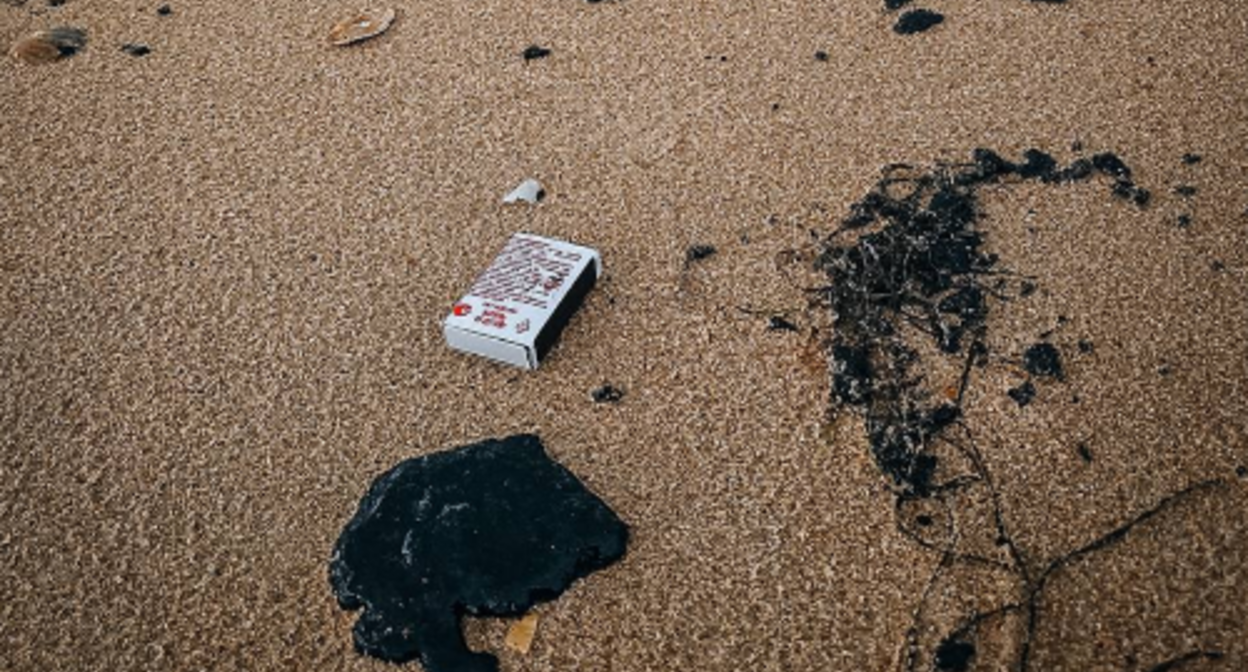 Выбросы на Бугазской косе. Скриншот фото штаба "Сети, сито, лопата" от 11.10.25, https://t.me/setisitolopata/1662.