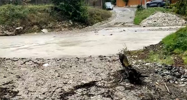 Затопленный поселок Ольгинка в Туапсинском районе. 14 октября 2025 года. Скриншот видео https://utyug.info/new/zhiteli-zatoplennogo-sela-v-tuapsinskom-rayone-obvinili-vlast-v-bezdeystvii-66832/