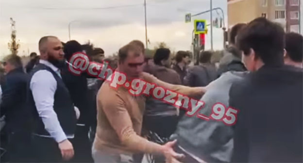 Массовая драка в Чечне. 14 октября 2025 г. Скриншот видео https://www.instagram.com/reel/DPyo2k2jFHv/?utm_source=ig_web_copy_link принадлежит компании Meta деятельность которой запрещена в России