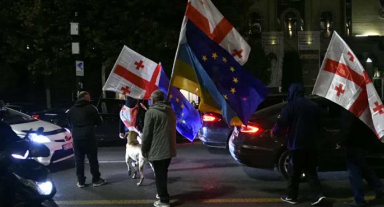 Акция протеста на проспекте Руставели. Скриншот фото "Интерпрессньюс"  от 15.10.25, https://www.interpressnews.ge/ka/article/851941-rustavelis-gamzirze-saprotesto-akcia-mimdinareobs