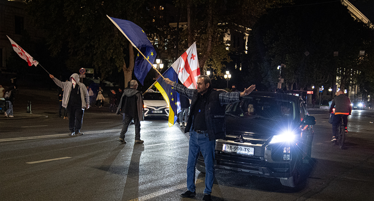 Протестующие на проспекте Руставели. Фото: Mindia Gabagze / Publika