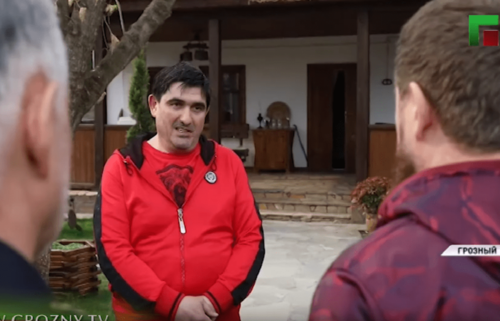 Асланбек Ахметханов извиняется перед Рамзаном Кадыровым. Апрель 2020 г. Cкриншот видео ЧГТРК "Грозный"

