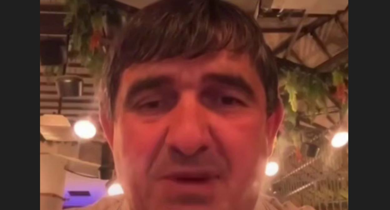 Асланбек Ахметханов. Стоп-кадр видео из Telegram-канала ("Кавказский узел" может сообщить название по запросу) от 07.10.25. 