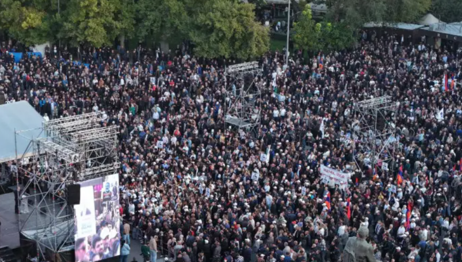 Участники митинга в Ереване 18 октября. Скриншот фото https://yerevan.today/azatuthyan-hraparakum՝-shurj-30․000-mard/