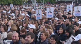 Участники митинга в Ереване с портретами Самвела Карапетяна. Фото Алвард Григорян для 