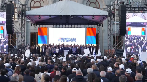 Представители движения "По-нашему" на трибуне. Фото Алвард Григорян для "Кавказского узла".