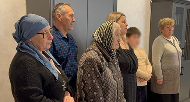 Родственники Владимира Зобова во время церемонии награждения. 21 октября 2025 г. Фото: https://t.me/mamkhegovchat/8906