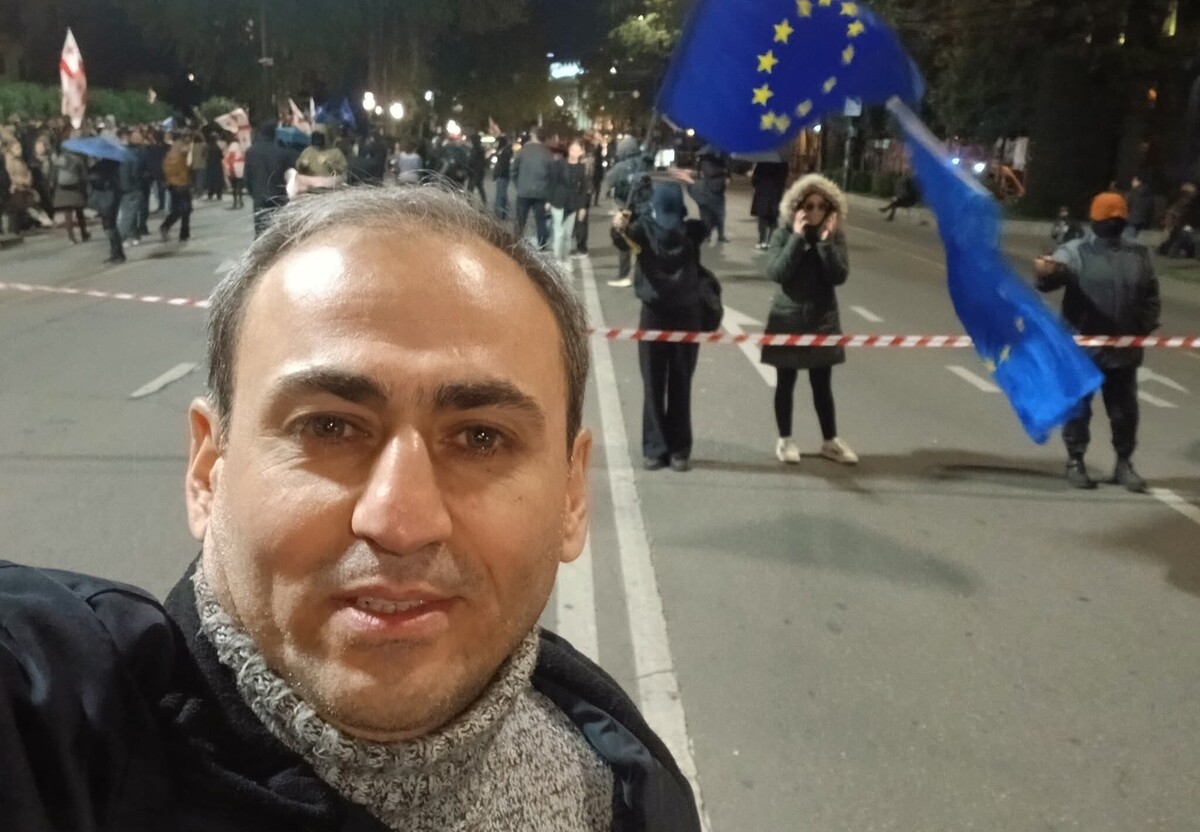 Афган Садыгов на проспекте Руставели. Фото: Sevinc Sadıqova / Facebook*
