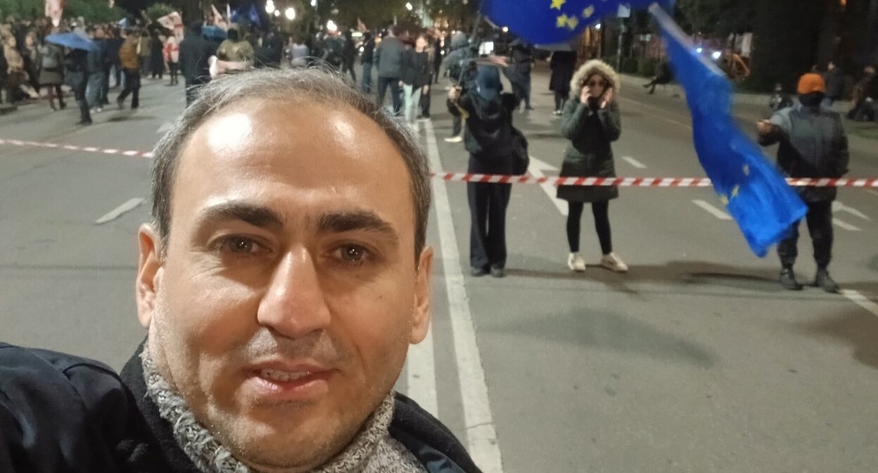 Афган Садыгов на проспекте Руставели. Фото: Sevinc Sadıqova / Facebook*
