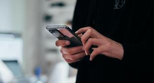 Человек со смартфоном в руках. Фото: Jonas Leupe / Unsplash.com