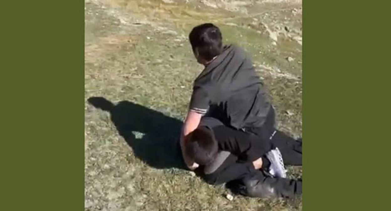 Избиение школьника. 23 октября 2025 г. Скриншот видео https://t.me/chernovik_new/5234