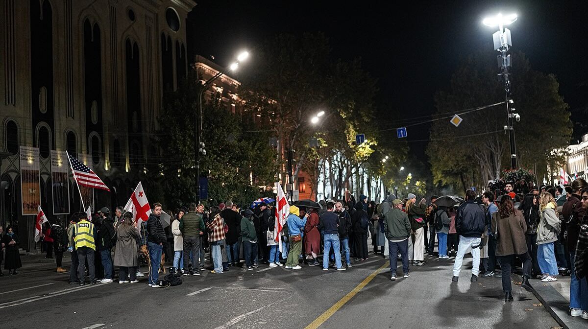 Протестующие на проспекте Руставели. Фото: Basti Mgaloblishvili / Publika 