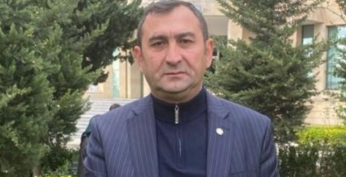 Забиль Гахраманов. Скриншот фото Meydan.TV от 24.10.25, https://www.meydan.tv/az/article/zabil-qəhrəmanovun-fəaliyyəti-dayandirildi-sonra-saxlanildi-vəkillərə-qarsi-təzyiqlərin-yeni-mərhələsi/