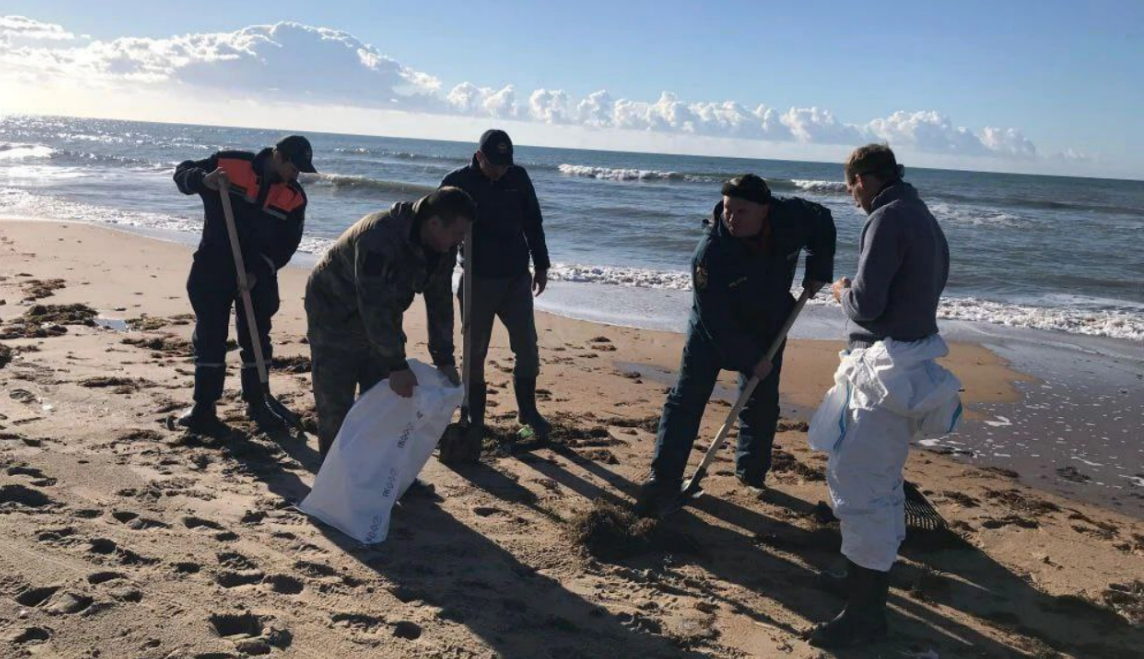 Уборка мазута на Бугазской косе. Скриншот фото оперштаба Краснодарского края от 30.10.25, https://t.me/opershtab23/14358.