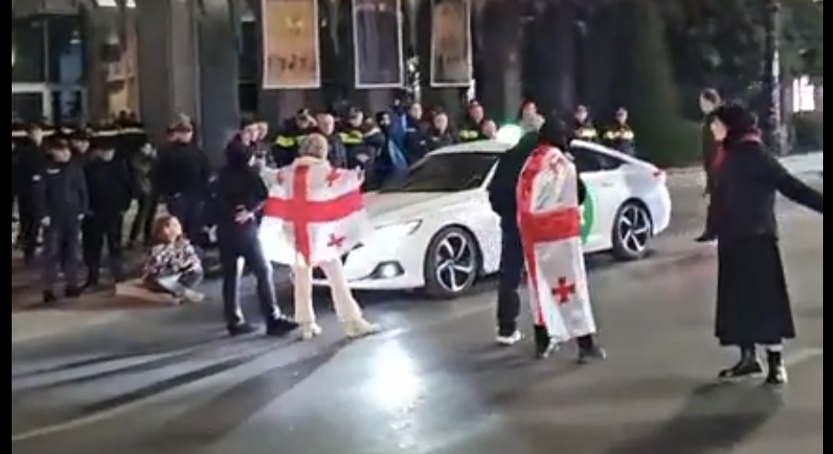 Протестующие на проезжей части проспекта Руставели, 4 ноября 2025 года. Кадр видео Publika.