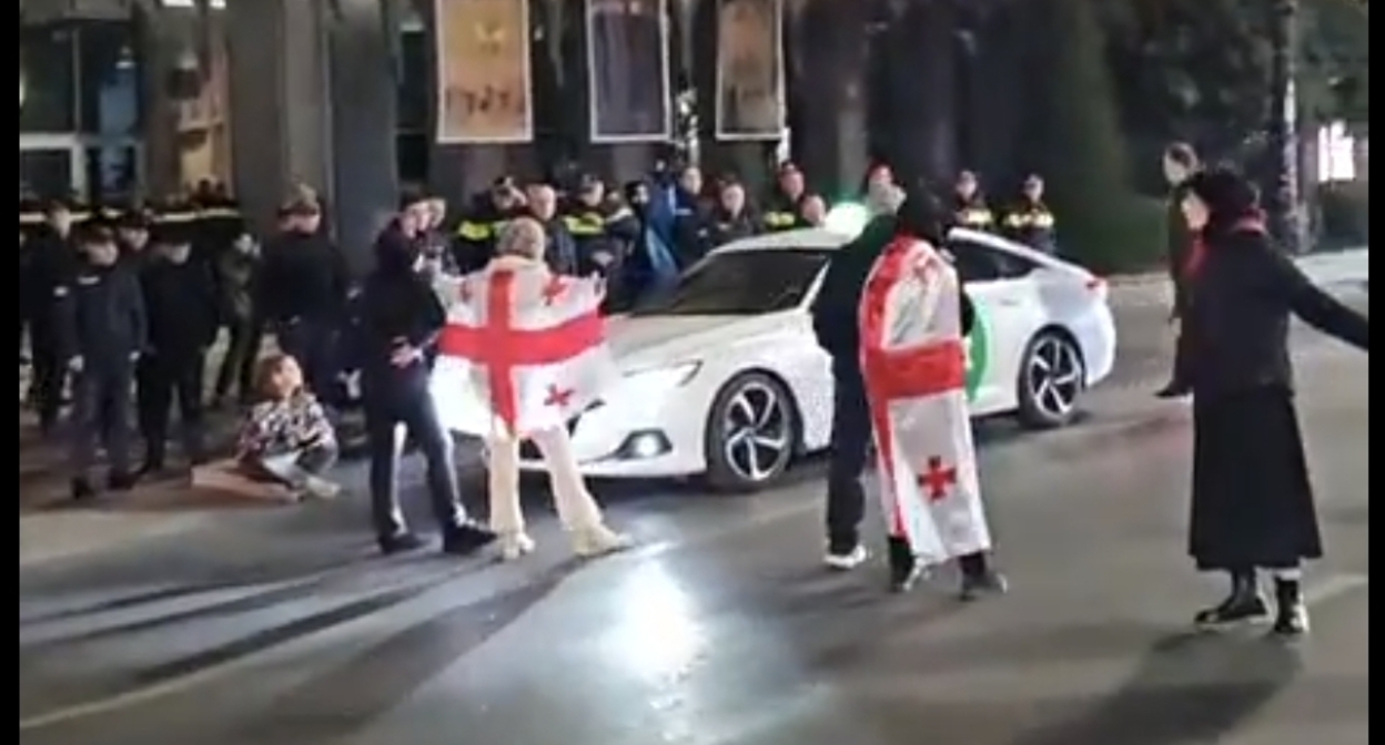 Протестующие на проезжей части проспекта Руставели, 4 ноября 2025 года. Кадр видео Publika.