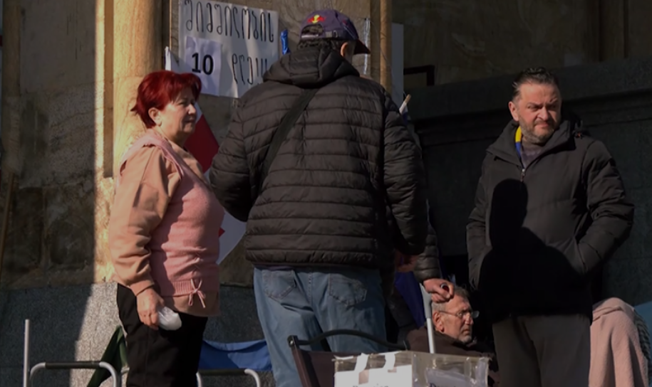 Участники голодовки у парламента Грузии. Скриншот фото телекомпании "Пирвели" от 06.11.25, https://tvpirveli.ge/ka/siaxleebi/sazogadoeba/114203-shimshilobis-me-10-dge-parlamenttan-utskveti-protesti-grdzeldeba