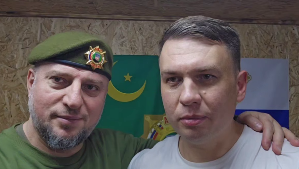 Апти Алаудинов (слева) и Илья Ремесло. Стоп-кадр видео из Telegram-канала блогера от 11.11.25,https://t.me/ilya_remeslaw/9664