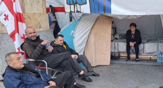 Участники голодовки в Тбилиси. 28 октября 2025 г. Фото: TV Pirveli|RFL https://t.me/Tbilisi_life/43071