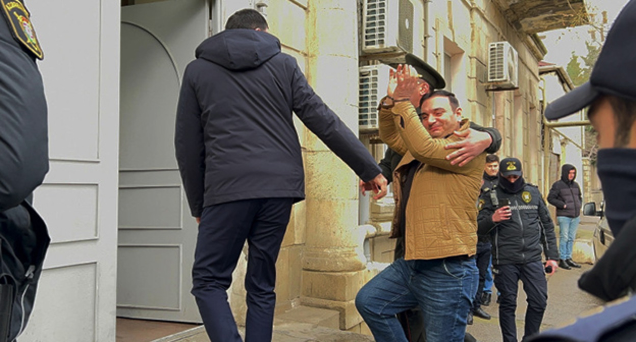 Сотрудники полиции сопровождают Азиза Оруджева. https://jam-news.net/