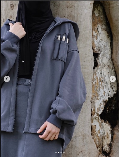 Пример женской одежды с мужскими атрибутами. Instragram*-аккаунт Минкульта Чечни. https://www.instagram.com/p/DRAZ3HKjFlz/?img_index=4