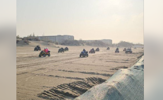 Заезд по пляжу в Анапе. Скриншот фото ОМВД России по Анапе от 15.11.25, https://t.me/OMVD_Anapa_news/10411