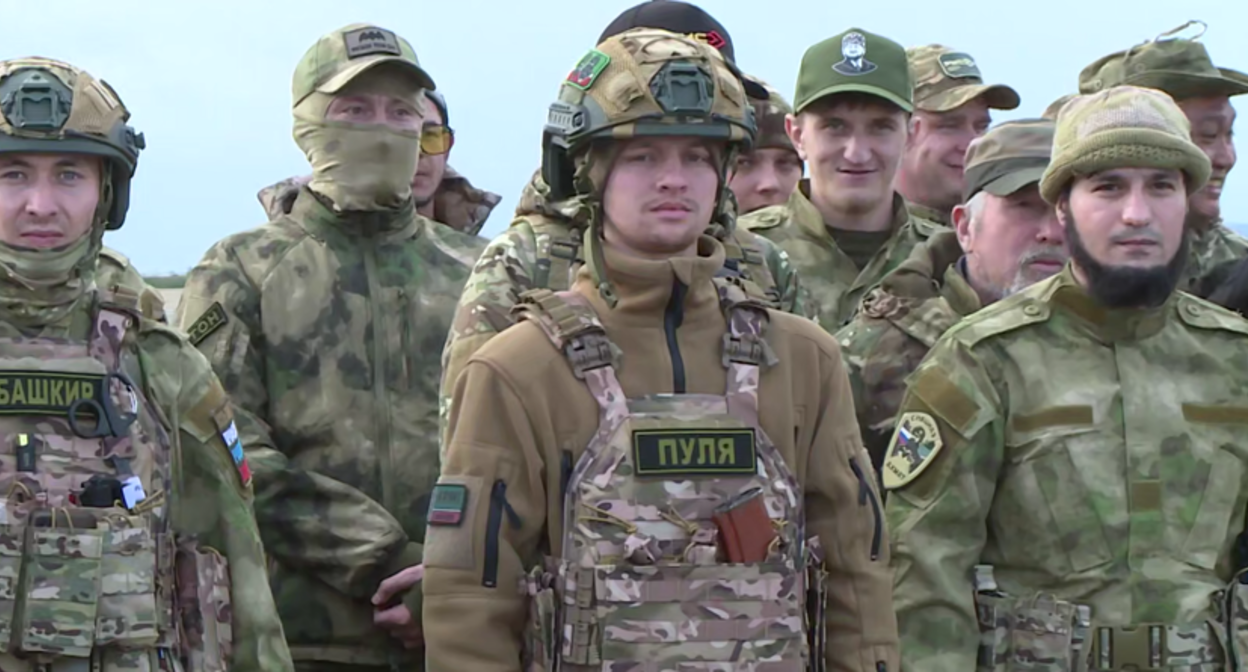 Бойцы перед вылетом из Грозного в зону СВО. Стоп-кадр видео из Telegram-канала Рамзана Кадырова от 15.10.25, https://t.me/RKadyrov_95/6095