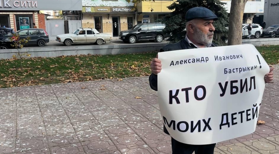 Муртазали Гасангусейнов в одиночном пикете. Фото предоставлено "Кавказскому узлу"  представителем "Команды против пыток" (организация включена в реестр иностранных агентов).