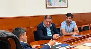 Муртузали Муртузалиев (в центре). Фото: Аппарат Народного Собрания Республики Дагестан