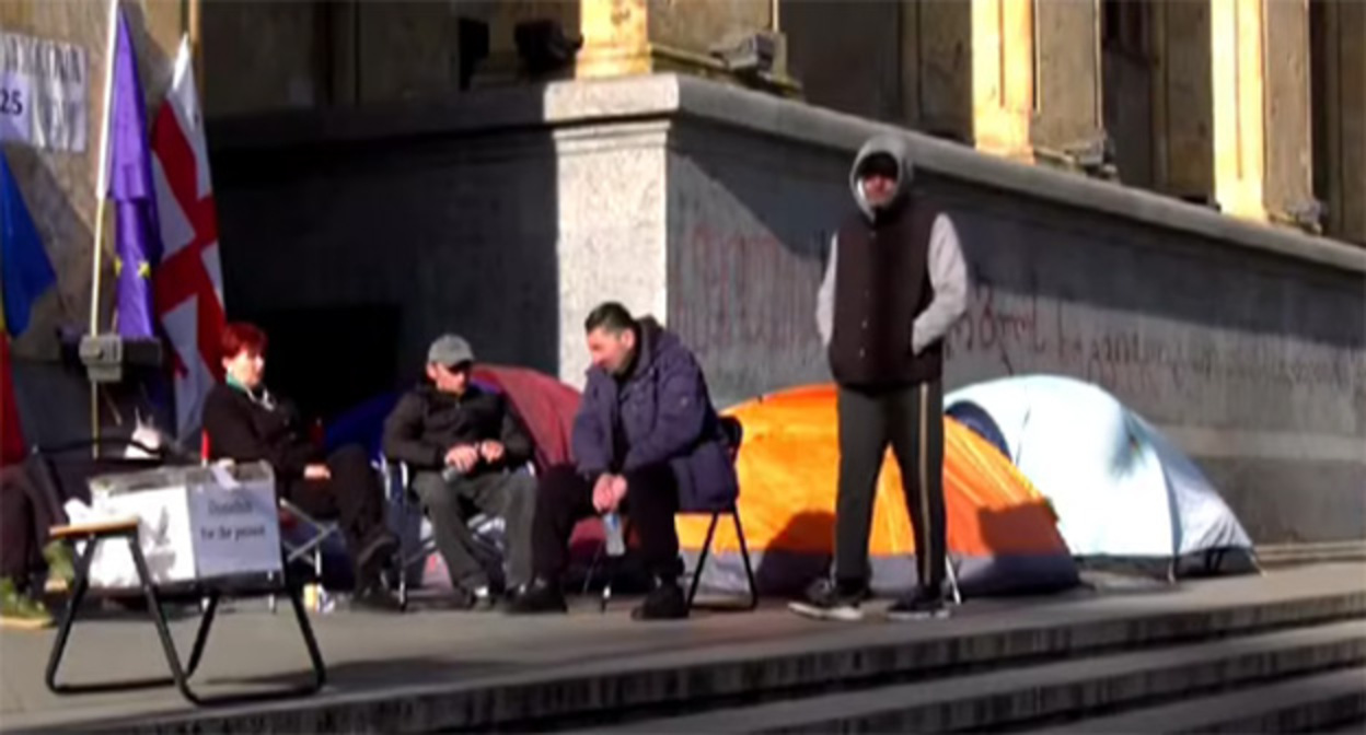 Голодовка возле парламента Грузии. 22 сентября 2025 г. Скриншот видео https://www.youtube.com/live/j7p3dfH4wUk