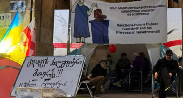 Голодовка возле парламента Грузии. Тбилиси, ноябрь 2025 г. Фото: https://t.me/Tbilisi_life/43467