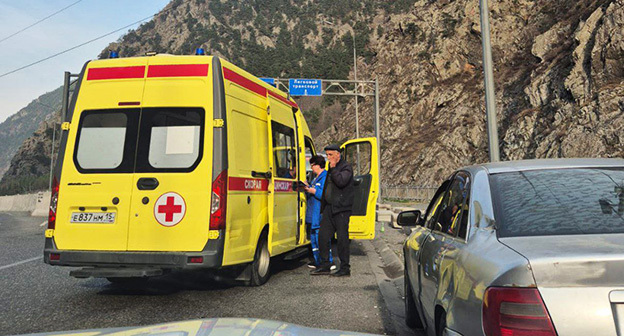 Машина скорой помощи увозит Алана Гацоева. 26 ноября 2025 г. Фото: https://t.me/iron_bonvarnon/17061