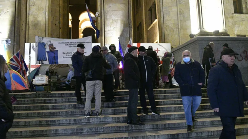 Участники акции протеста у парламента Грузии. Скриншот фото "Интерпрессньюс" от 29.11.25, https://www.interpressnews.ge/ka/article/856003-parlamenttan-saprotesto-akcia-mimdinareobs