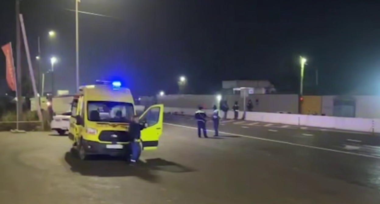 Скорая помощь на КПП Джемикентский. Стоп-кадр видео Readovka от 30.11.25, https://t.me/readovkanews/103940