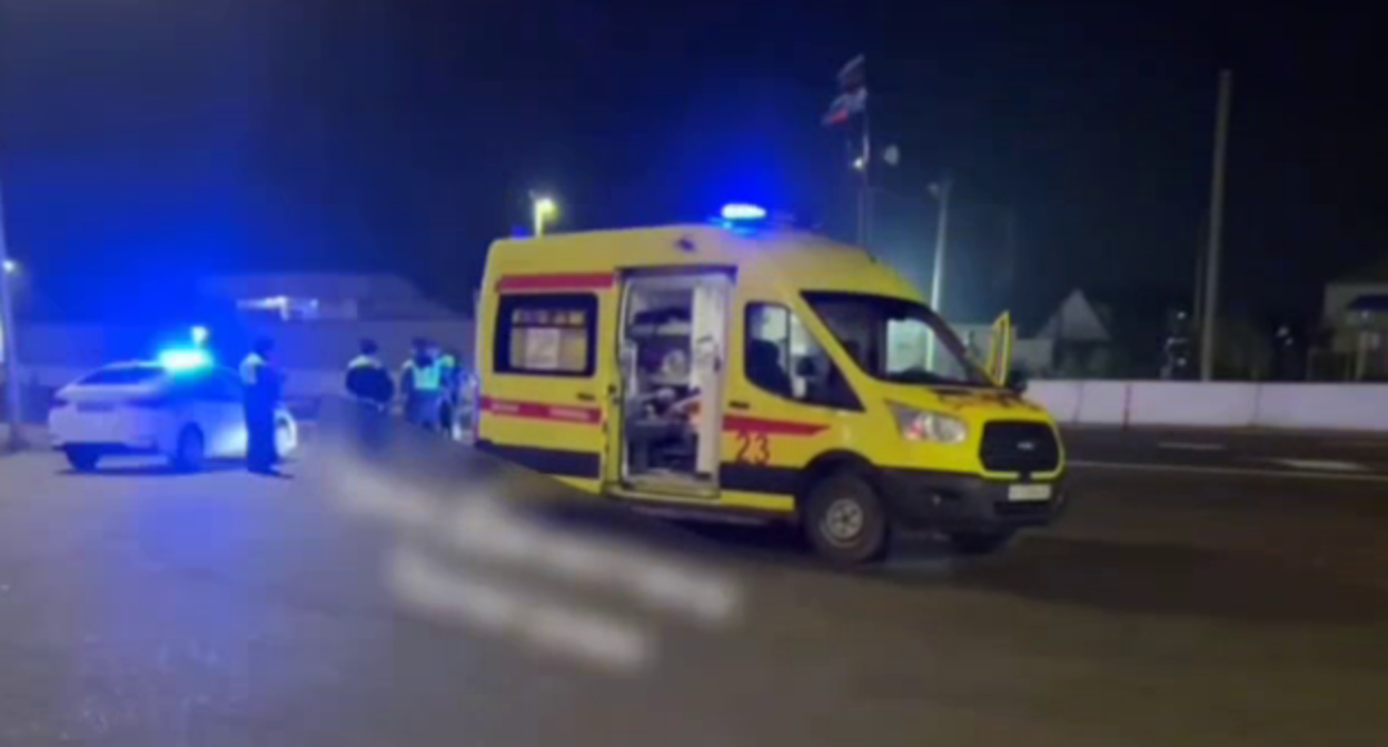 Скорая помощь на Джемикентском КПП. Стоп-кадр видео Telegram-канала "Федерация" от 30.11.25, https://t.me/c/1407069800/49952.