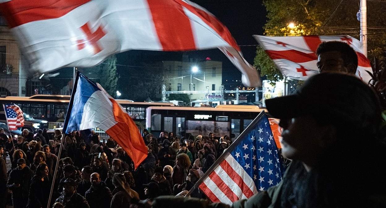 Демонстранты на проспекте Руставели, 1 декабря 2025 года. Фото: Khatia Kakhidze / Publika