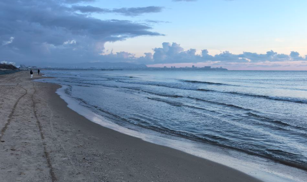 Пляж в Анапе. Скриншот фото Макса Анапского от 03.12.25, https://t.me/maksanapskii/14106