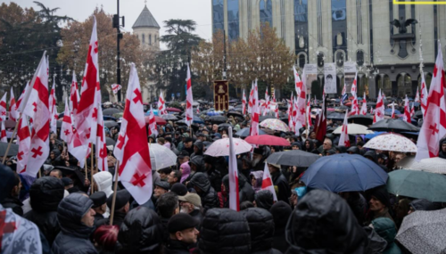 Участники акции "Альт-инфо". Скриншот фото Publika от 07.12.25, https://www.facebook.com/photo/?fbid=1624415805624630&set=pcb.1624415938957950 (деятельность компании Meta, владеющей соцсетью, запрещена в России)