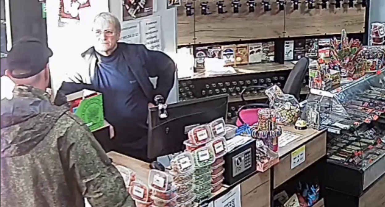 Военный озвучил угрозы в магазине. Стоп-кадр видео "Горизонтальная Россия 7х7" (признана иноагентом) от 07.12.25, https://t.me/horizontal_russia/51357