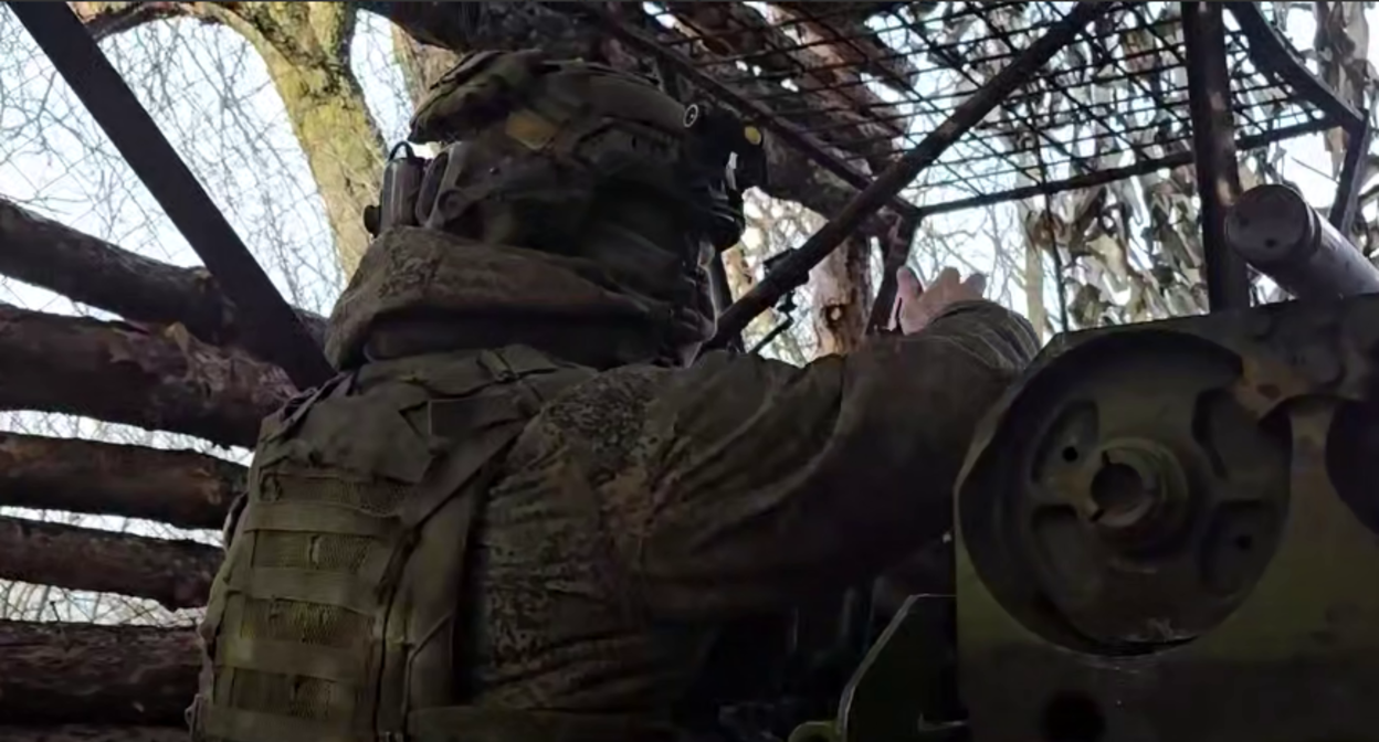 Российский боец. Стоп-кадр видео из telegram-канала Минобороны России от 07.12.25, https://t.me/mod_russia/59187.