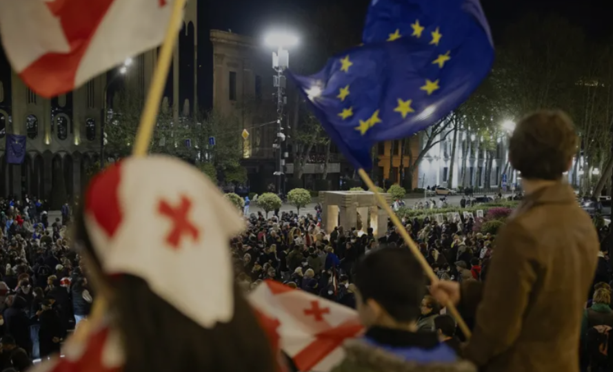 Протесты в Тбилиси. Скриншот фото телекомпании &quot;Пирвели&quot; от 13.12.25, https://tvpirveli.ge/ka/siaxleebi/politika/117054-utskveti-protestis-381-e-dge-parlamenttan-saprotesto-aqtsia-mimdinareobs