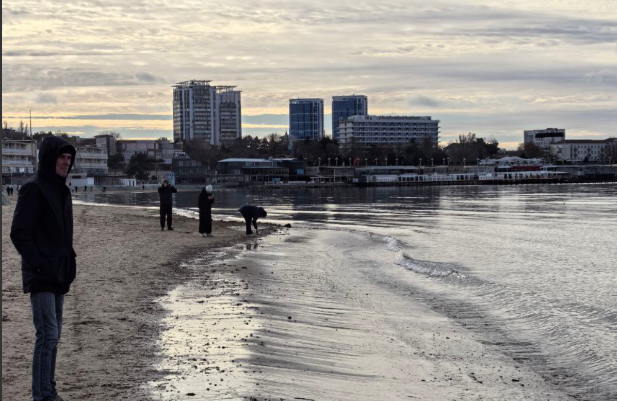 Пляж в Анапе. Скриншот фото из Telegram-канала Макса Анапского от 14.12.25, https://t.me/maksanapskii/14301.