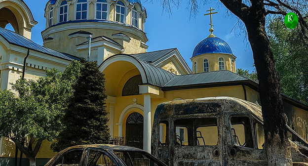 Поврежденные автомобили возле храма. Иллюстрация "Кавказского узла" созданная ИИ при помощи программы Copilot