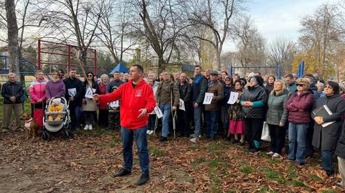 В конце ноября в Краснодаре прошел народный сход против строительства новой автомагистрали. 30 ноября 2025 г. Фото: Красный темник (Александр Сафронов) / ТГ В конце ноября в Краснодаре прошел народный сход против строительства новой автомагистрали. 30 ноября 2025 г. Фото: Красный темник (Александр Сафронов) / ТГ