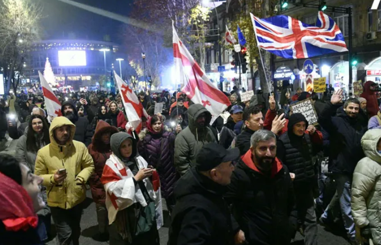 Протестное шествие в Тбилиси. Скриншот фото "Интерпрессньюс" от 20.12.25, https://www.interpressnews.ge/ka/article/857850-saprotesto-akciis-monacileebi-pilarmoniidan-parlamentis-mimartulebit-msvlelobas-martaven.