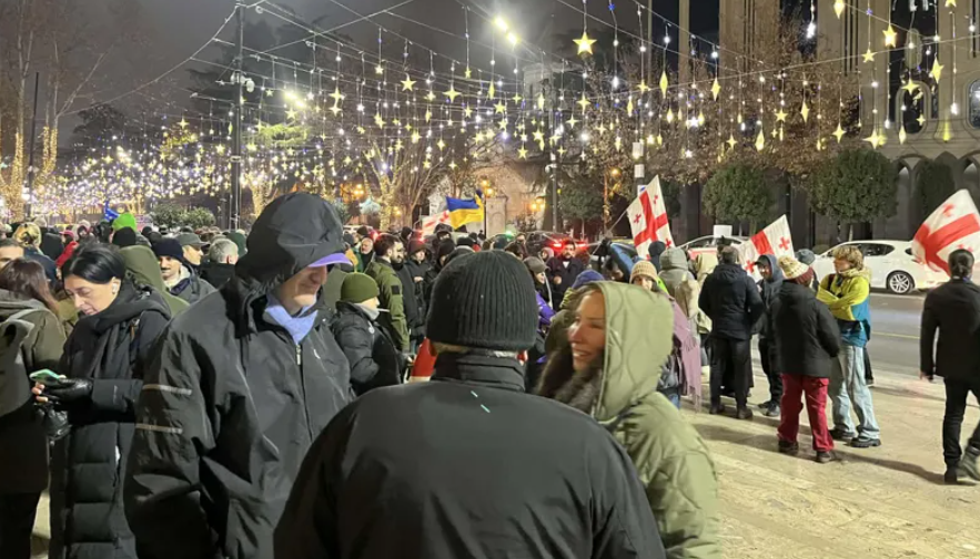 Участники акции протеста у парламента Грузии. Скриншот фото "Интерпрессньюс" от 21.11.25, https://www.interpressnews.ge/ka/article/857899-parlamenttan-saprotesto-akcia-grzeldeba